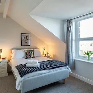 stunning-5-bedroom-5-en-suite-victorian-house-in-harrogate.yorkshirehotels.net/