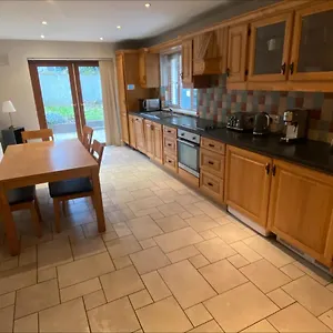 cosy-4-bedroom-galway-house-with-rear-garden-patio.galwayhotelsireland.net/